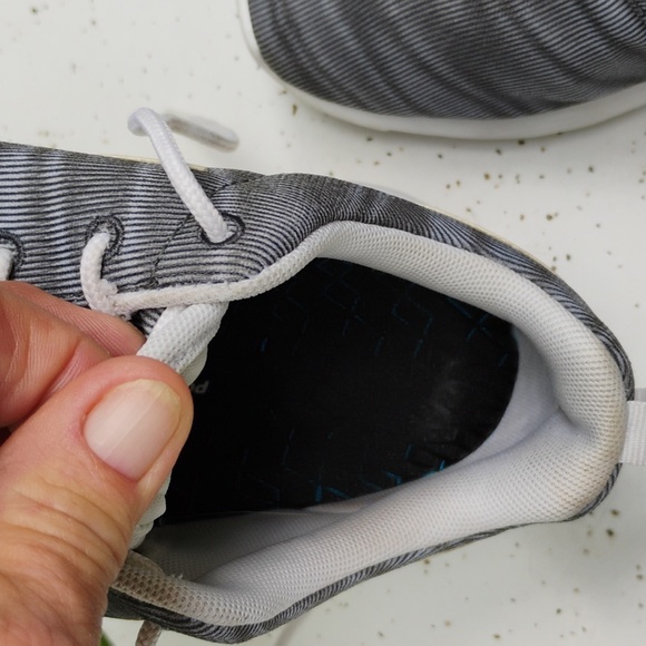 Nike tennis shoes - Picture 2 of 4